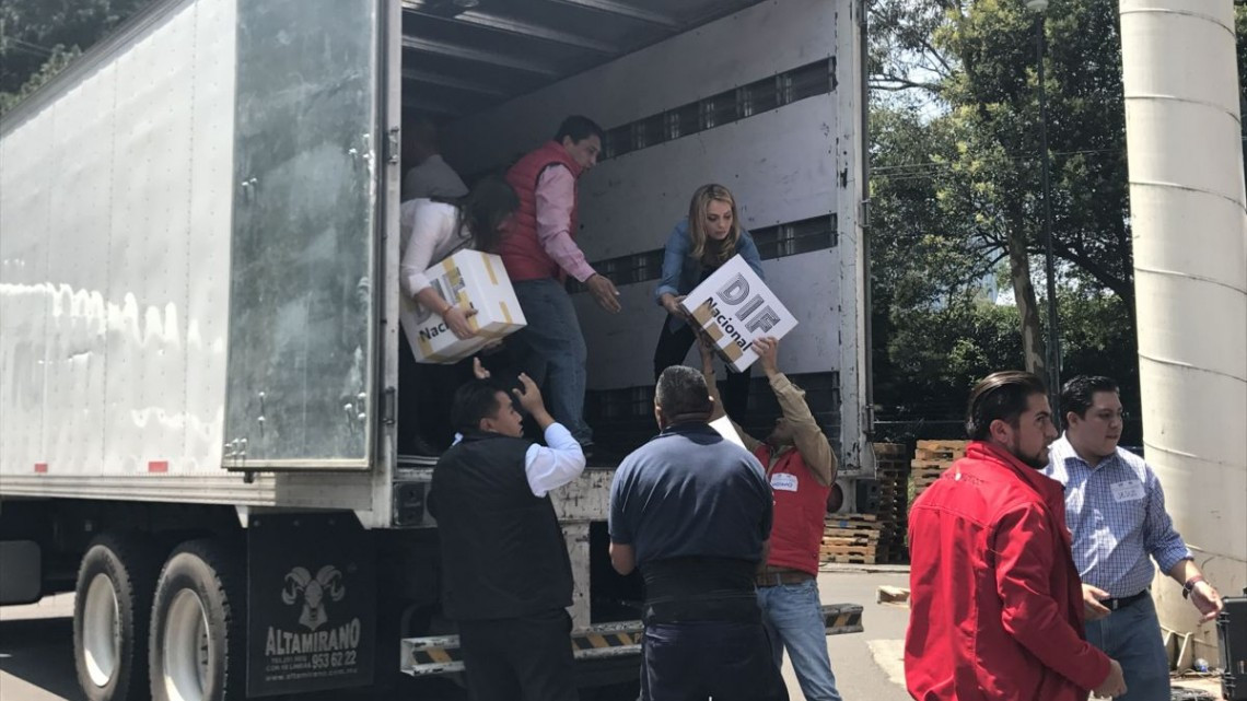 Camiones con despensa parten para apoyo de damnificados