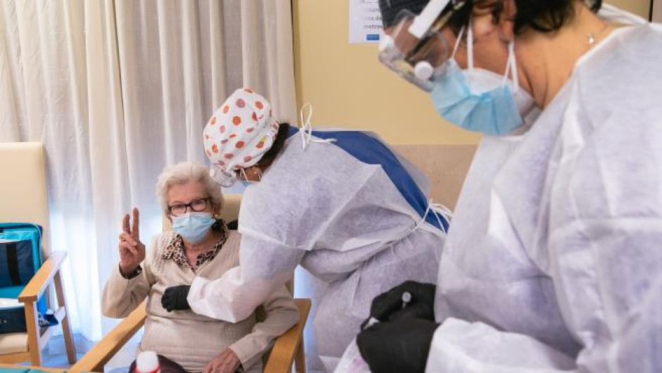 Grecia anuncia que multará a todos los mayores de 60 años que no se vacunen