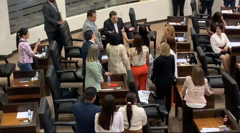 Diputada del PAN acusa a integrantes de su partido de falsificarle firma 