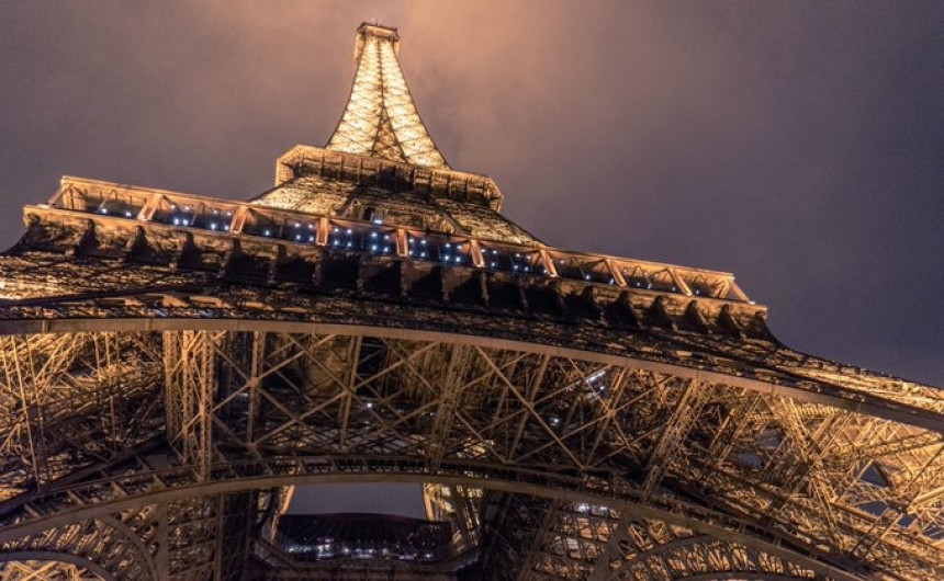 La Torre Eiffel reabre sus puertas tras cierre de tres meses por Covid-19