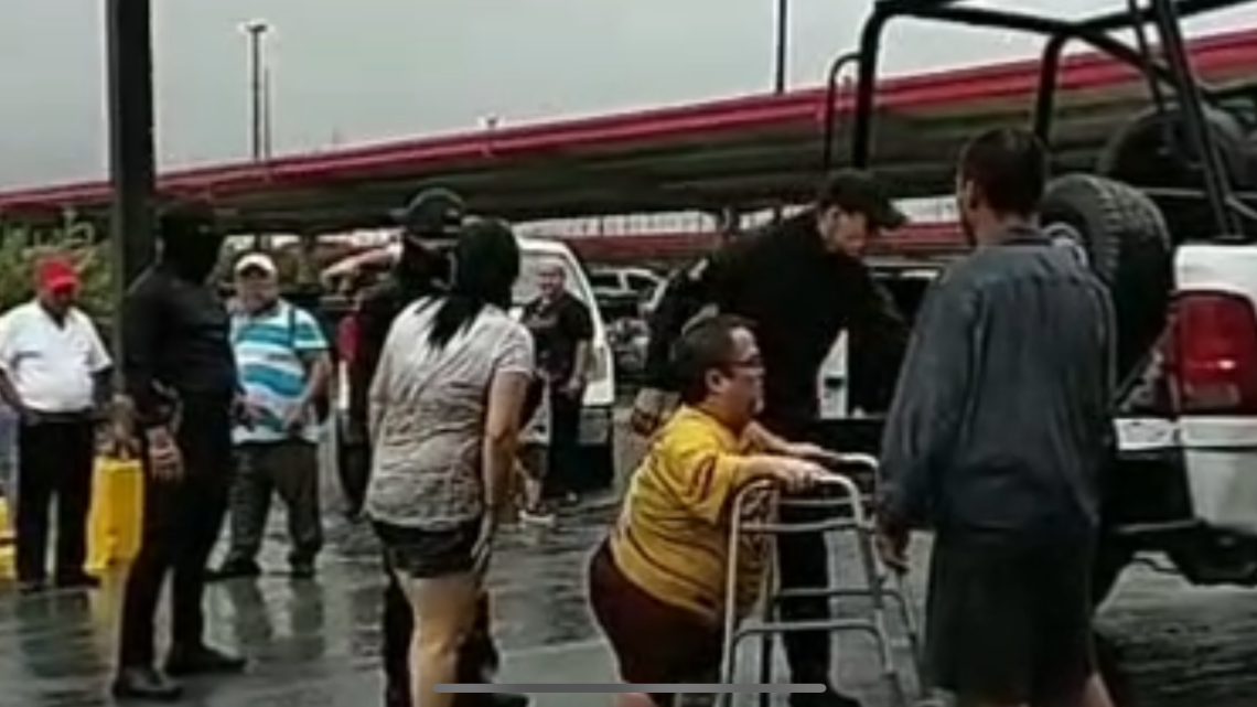 Guardia Estatal rescata a persona con discapacidad atrapada en inundación