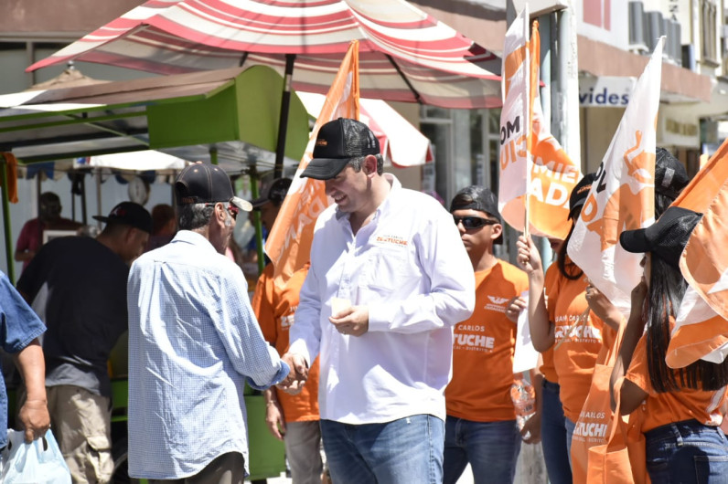Juan Carlos Zertuche escucha al comercio organizado del centro