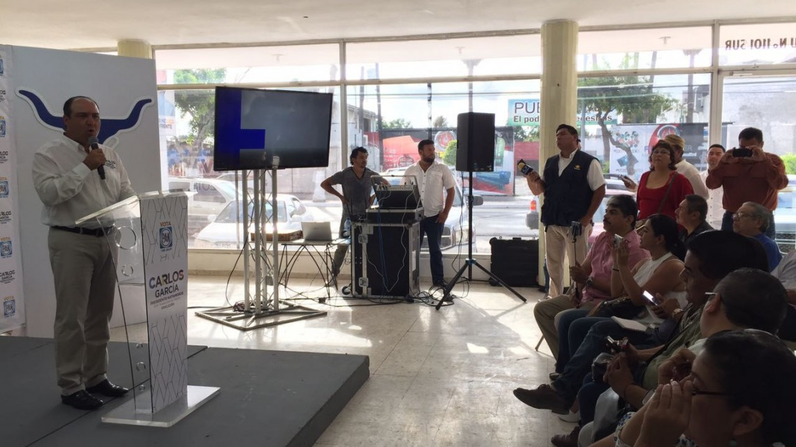 Propone Carlos García pavimentar calles con concreto hidráulico