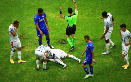 ''Burrito'' Hernández sale lesionado en el encuentro frente al Cruz Azul