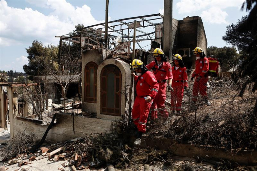 Bomberos extinguen sin descanso incendios en Grecia, van 80 muertos