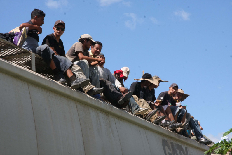 Mantienen indocumentados en condiciones deplorables