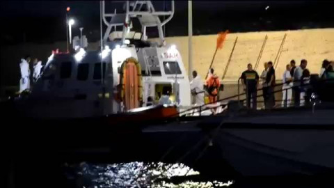 Desembarcan a nueve inmigrantes del Open Arms por motivos de salud