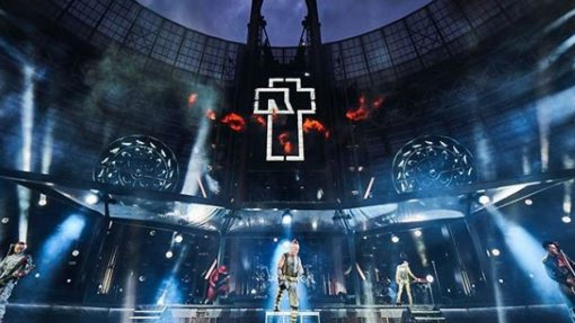 Integrantes de Rammstein se besan durante concierto en Rusia