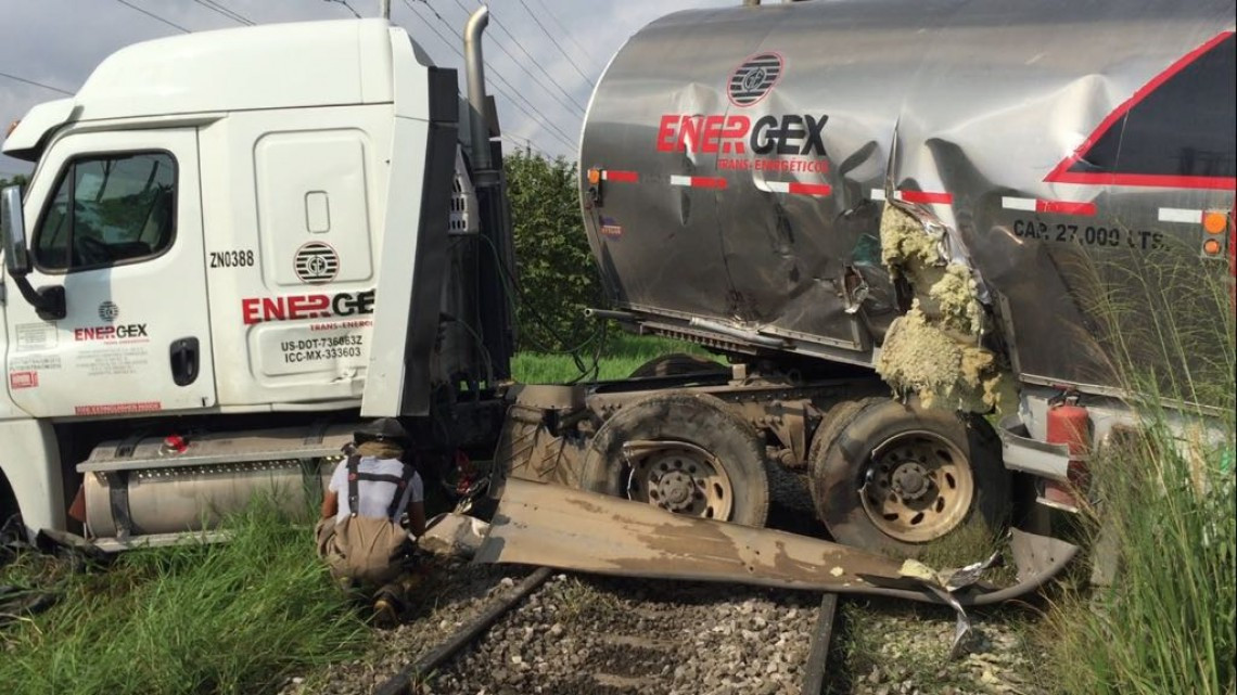 Tren embiste tráiler que transportaba material flamable