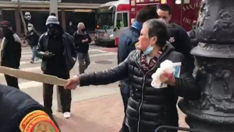 Anciana propina golpiza a individuo por supuesto racismo