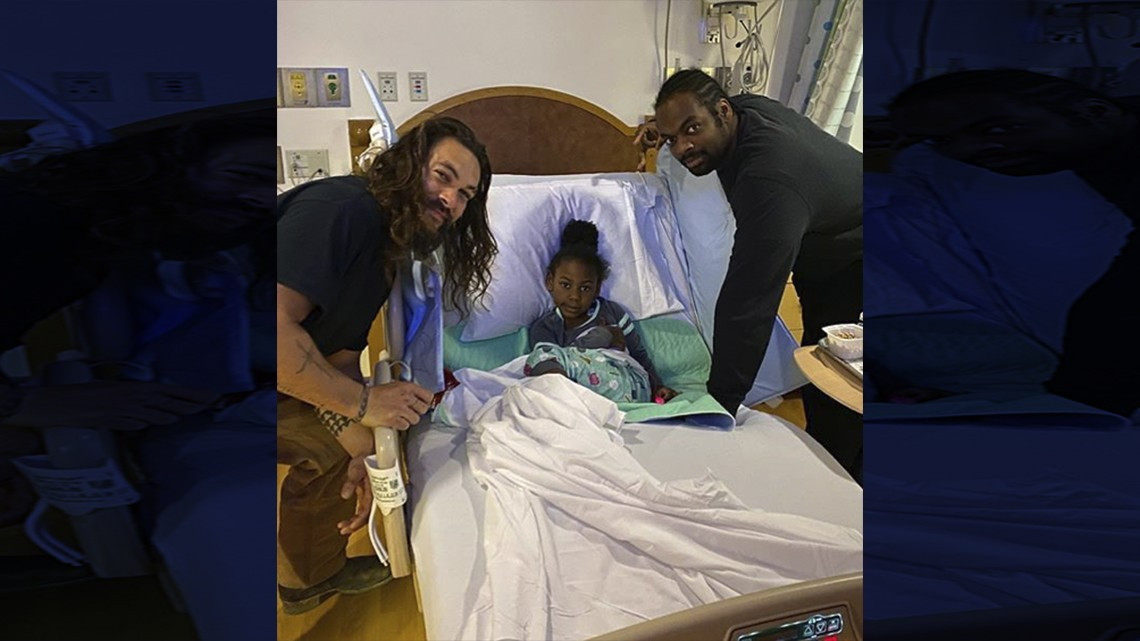 Jason Momoa sorprende a niños en hospital infantil de Pittsburgh