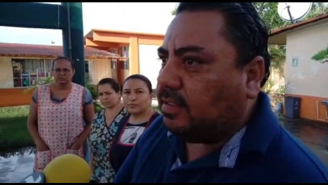 Brotan aguas negras en primaria