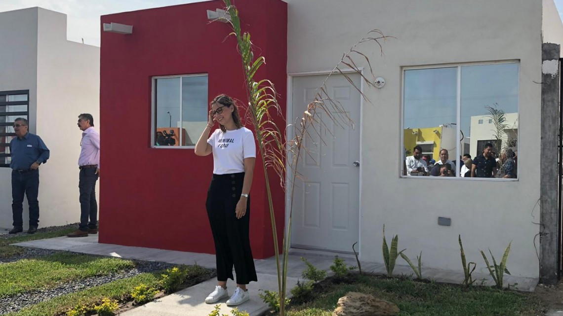 Entregan casa a ganadora de sorteo por pago de Predial