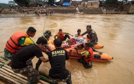 Aumenta a 66 la cifra de muertos por inundaciones en Indonesia