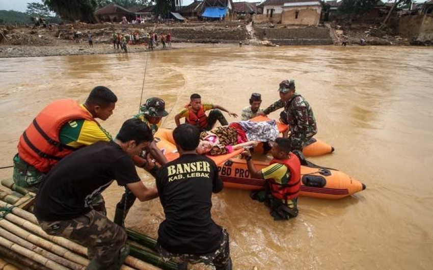 Aumenta a 66 la cifra de muertos por inundaciones en Indonesia