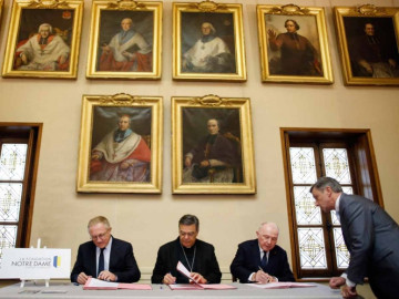 Esposo de Salma Hayek dona 100 mde para Notre Dame