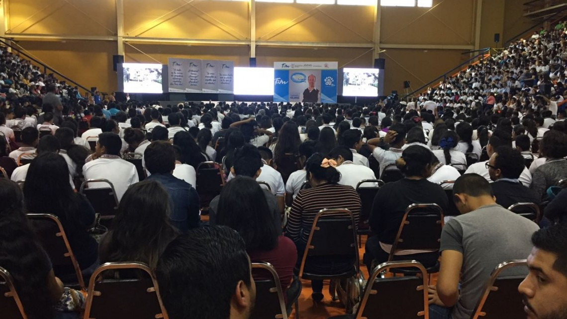 Mas de 5 mil jóvenes escucharon al conferencista Gabriel Nájera