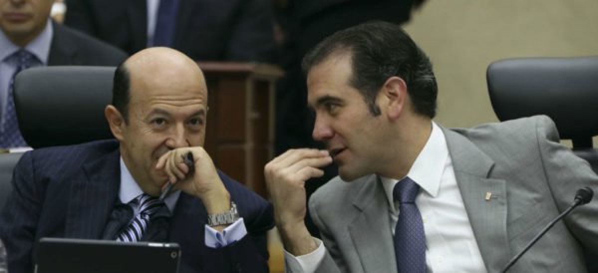 Consejeros del INE inician 2017 con iPhone 7 Plus