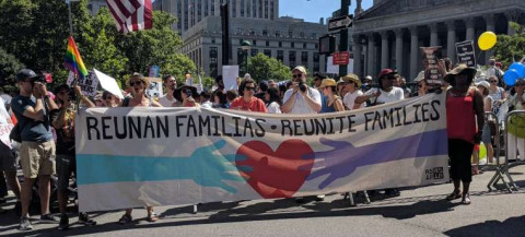 Juez niega prórroga al gobierno de EE.UU. para reunir a niños migrantes con sus padres