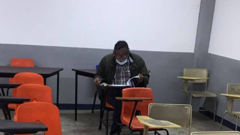 Abuelito realiza examen de admisión para estudiar derecho en Guerrero