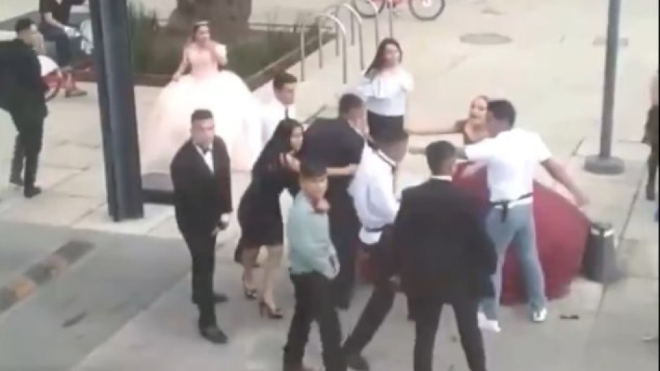 Chambelanes se enfrentan en pleno Monumento a la Revolución