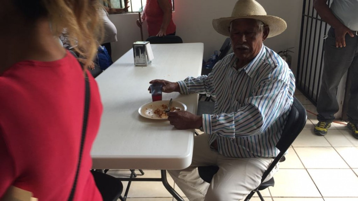 Atienden pobreza extrema con alimentos calientes en diversas zonas