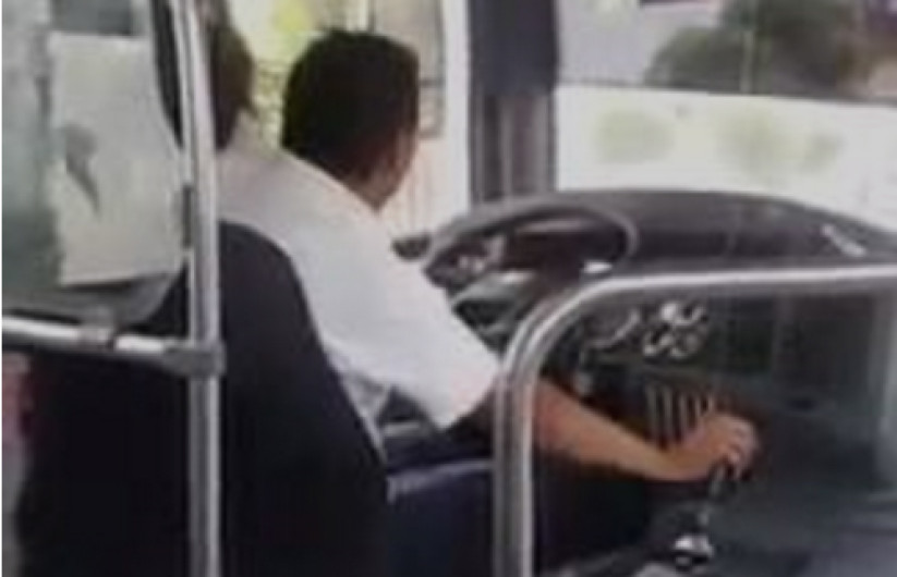 Deleita chofer de microbús a pasajeros con su voz 