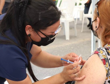 Invita Alcaldesa a embarazadas y personas de 40 y más a vacunarse