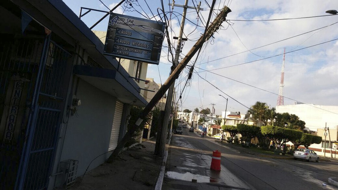 Auto derrapa y tumba poste de Telmex