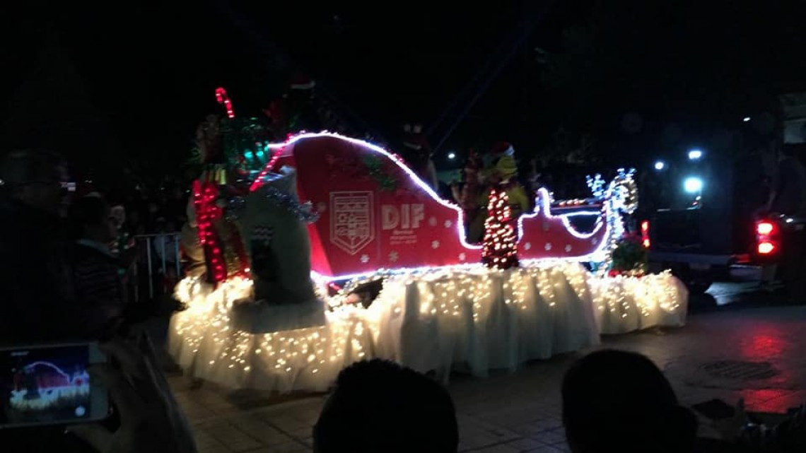 Disfrutan matamorenses de desfile y encendido de pino