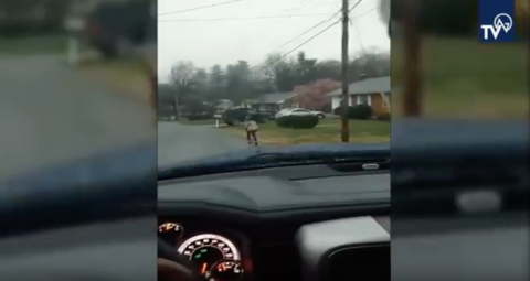 Padre pone a correr a su hijo por castigo