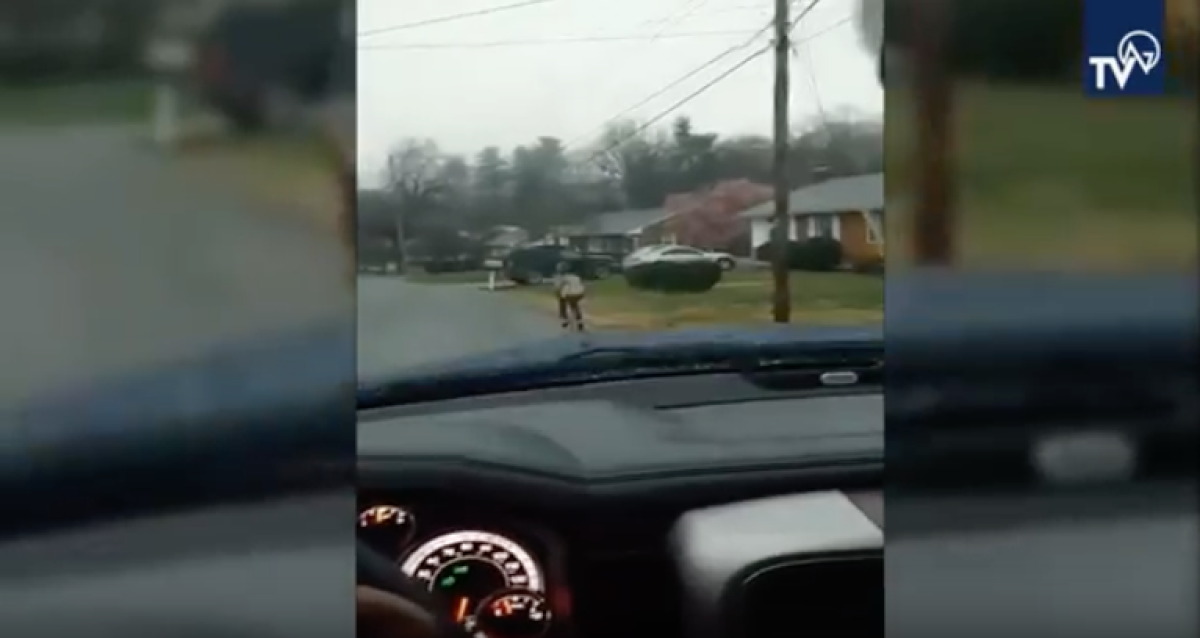 Padre pone a correr a su hijo por castigo