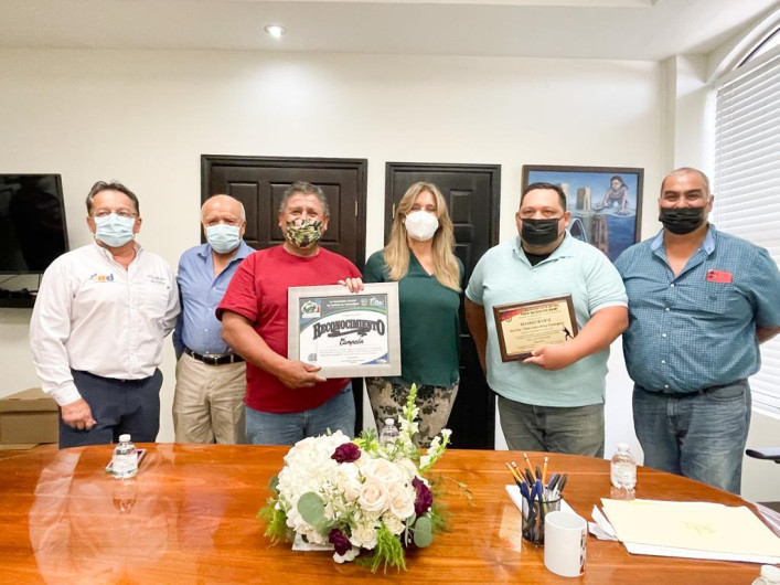 Entrega Liga Burocrática de Softbol Reconocimiento a Maki Ortiz 