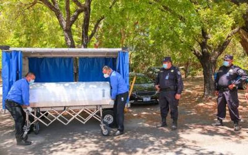 Sepultan en El Salvador a mujer asesinada en Tulum
