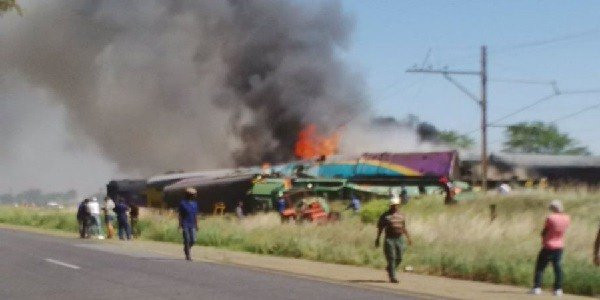 Al menos 12 muertos y 180 heridos en un accidente de tren en Sudáfrica