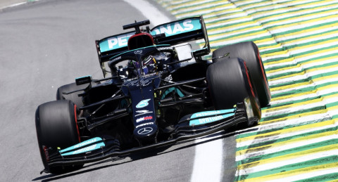 Hamilton gana increíble carrera en Brasil