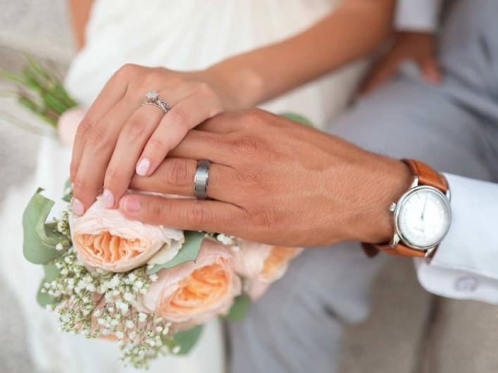 Mujer policía engaña a hombre para capturarlo