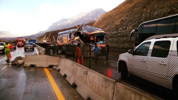 Autobús de la Sonora Dinamita choca y deja 16 heridos 