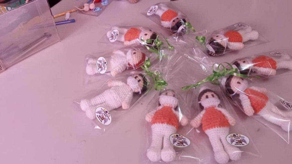 Invitan a comprar llaveros para financiar cursos para adultas mayores