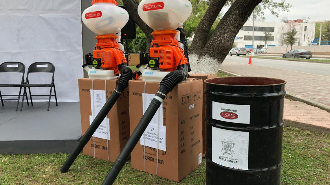 Entregan moto aspersoras a productores del campo