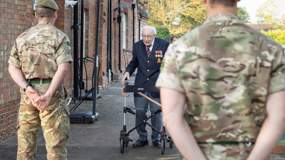 Conoce a Tom Moore, quien recaudó millones de dólares para combatir el COVID-19 