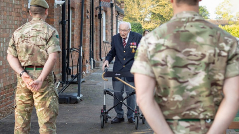 Conoce a Tom Moore, quien recaudó millones de dólares para combatir el COVID-19 