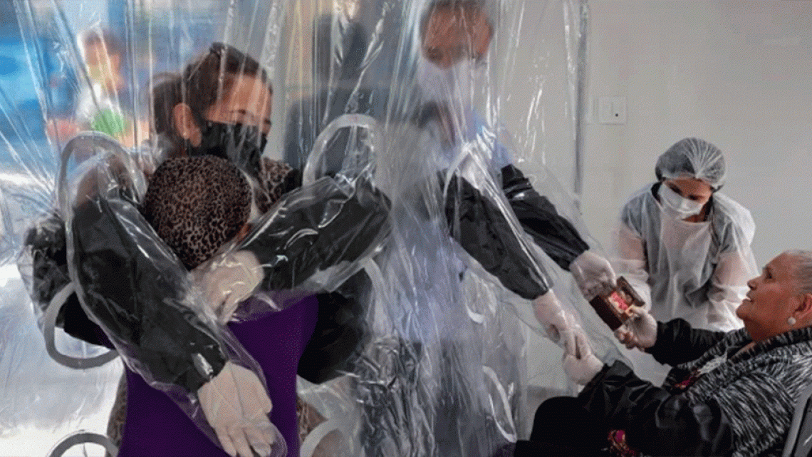 Instalan "cortina de abrazos" en asilo de Brasil