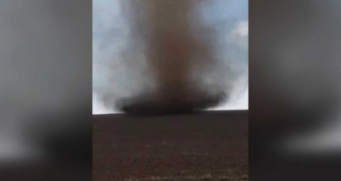Hombre reta a tornado en Rusia 