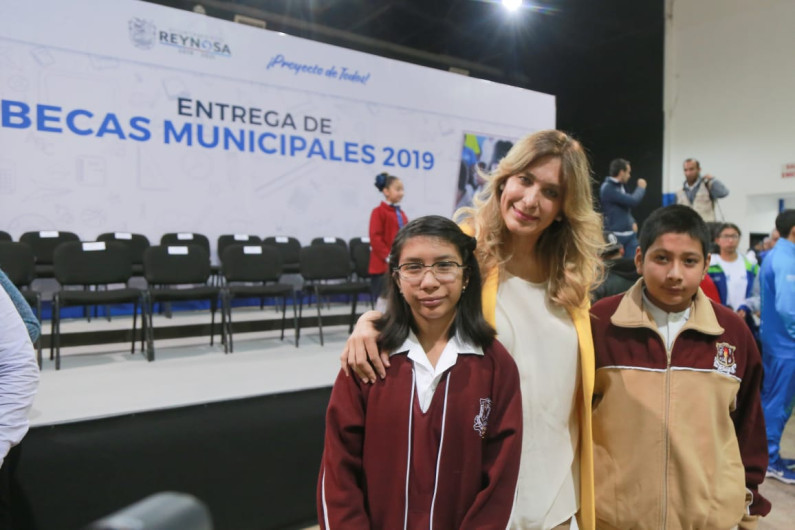Reciben Becas municipales alumnos de primaria
