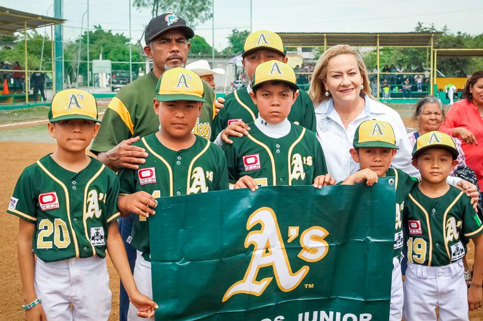 Asiste alcaldesa a inauguración a campo de béisbol