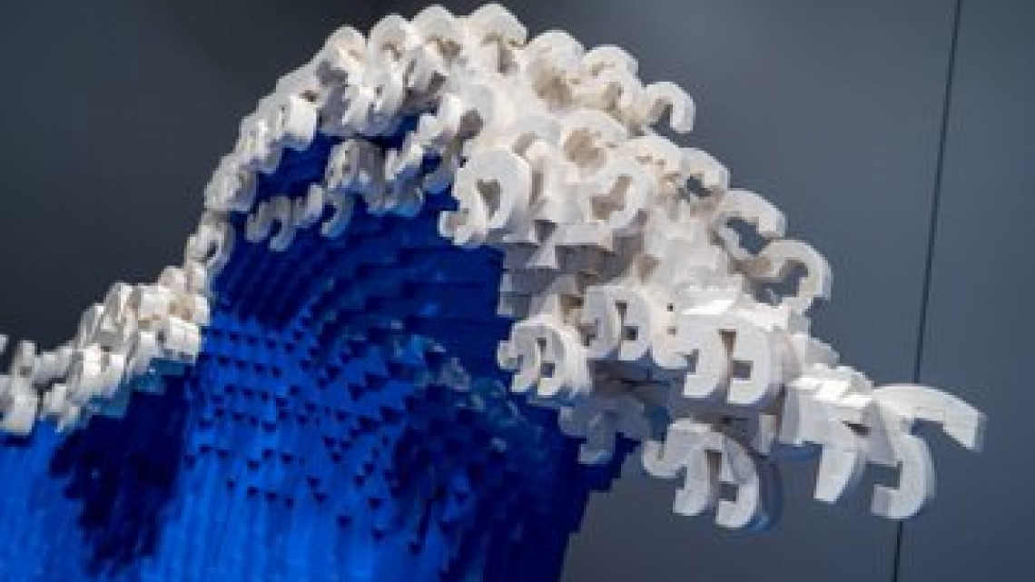 Artista japonés recrea 'La gran ola de Kanagawa' con 50.000 piezas de LEGO