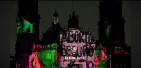 Gobierno ilumina la Catedral con íconos feministas y LGBT+; Iglesia responde con rechazo