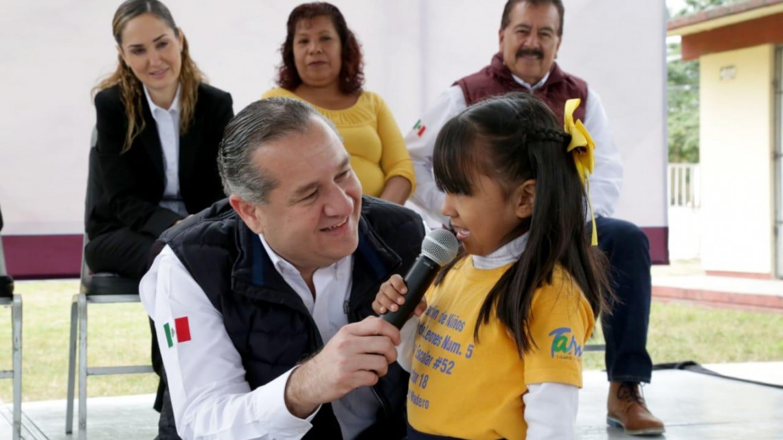 Entrega Adrián Oseguera tercer comedor escolar en Madero