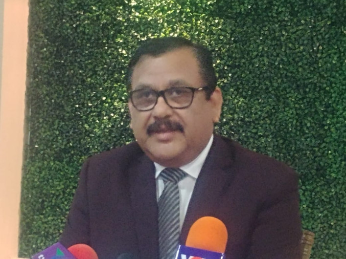 Francisco Tenorio levanta la mano como diputado local